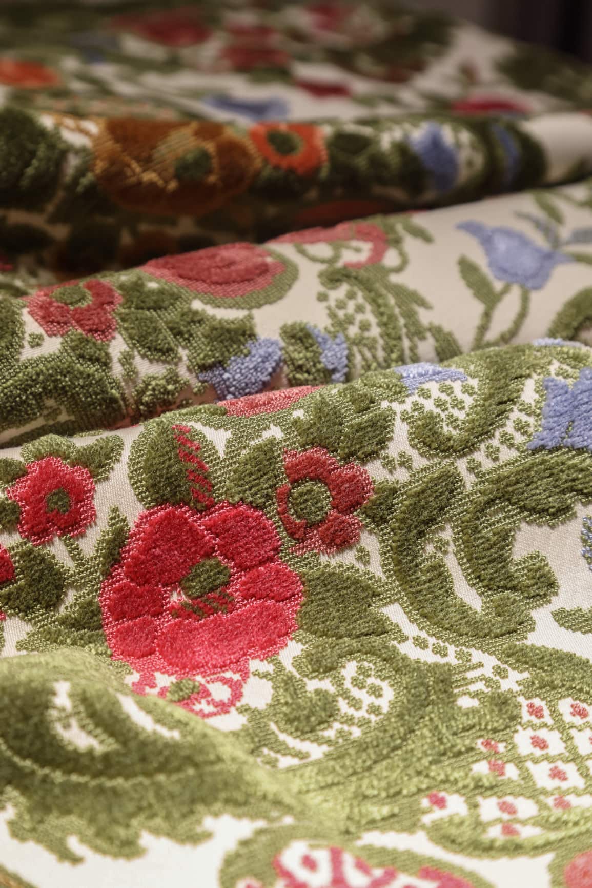 JBL Jacquard ကတ္တီပါ စိတ်ကြိုက်ပြုလုပ်ခြင်း ရောင်စုံပန်းများ အခမဲ့နမူနာ ညှပ်-Pile Fabric ဆိုဖာအတွက် ဇိမ်ခံအိမ်သုံး ချည်ထည်
