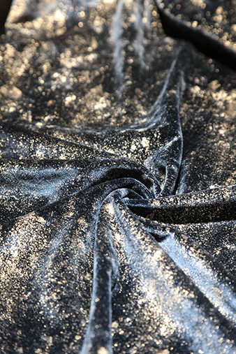 ဇိမ်ခံ 100% Polyester Flannel Gilding Fabric ဇီးပန်းပွင့်ပုံစံ အိပ်ယာ Sofas ကုလားကာအတွက် အိမ်သုံးအ၀တ်အထည်များအတွက် Eco-Friendly အတွက် Eco-friendly